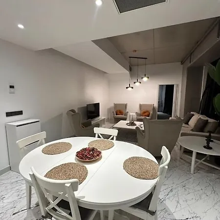 Apartment Lavish With 180 Ist View At 40f Gym Pool 89 *